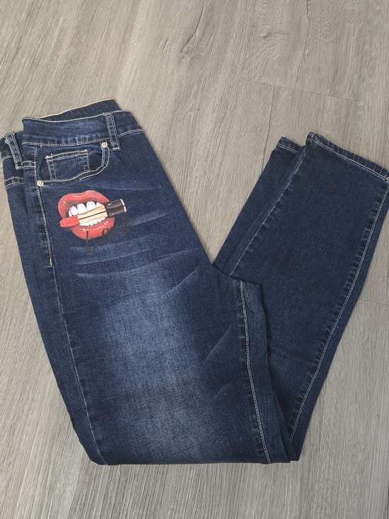 LovelyWholesale Denim - Women's Dark Blue Skinny Jeans with Red Lipstick Graphic